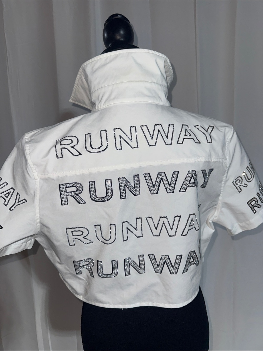 AKIRA White Cropped Button-Up Shirt with RUNWAY Print - Picture 3 of 5